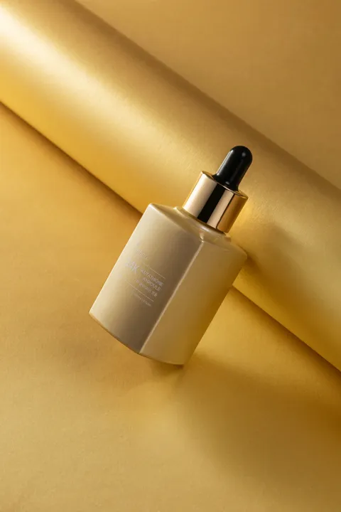 Flacon doré sur satin